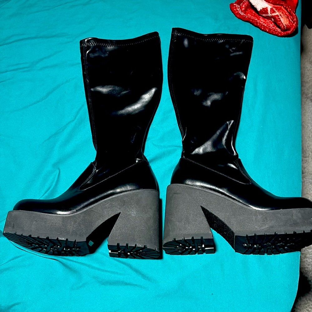 Very sleek black boots, like new
